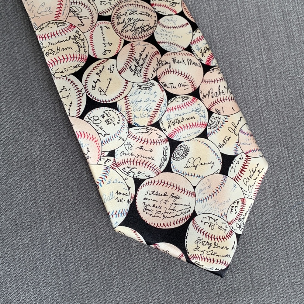 Silk Tie with authentic baseballs & signatures. EUC